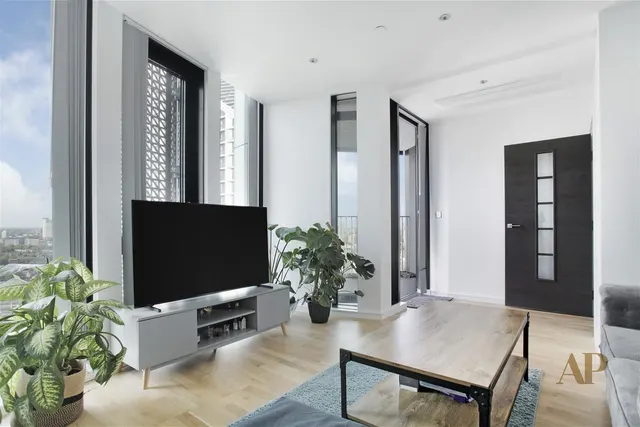 Photo 2 — 87b Newington Causeway, London SE1 6GA