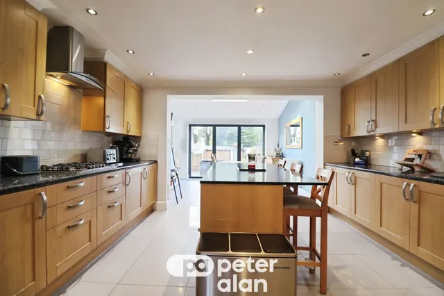 3 bedroom house, Angle Place, Cardiff, CF14