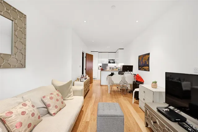 Longfield Avenue, Dickens Yard, W5, photo 2
