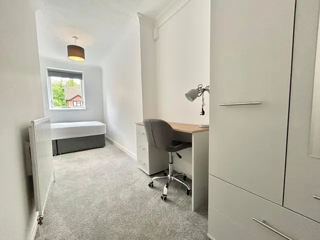 Honeysuckle Close, Winchester, SO22, photo 2