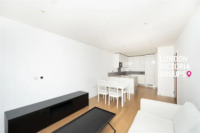 Longfield Avenue, London, photo 2