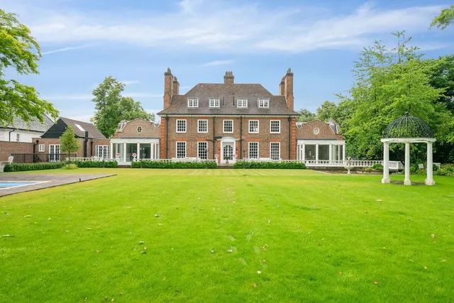 The Bishops Avenue, London, N2, photo 2