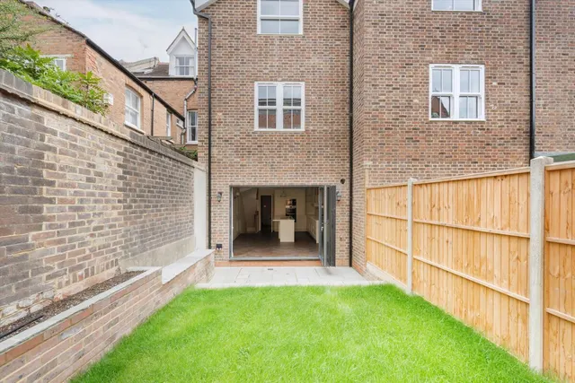 Platts Lane, London, NW3, photo 3