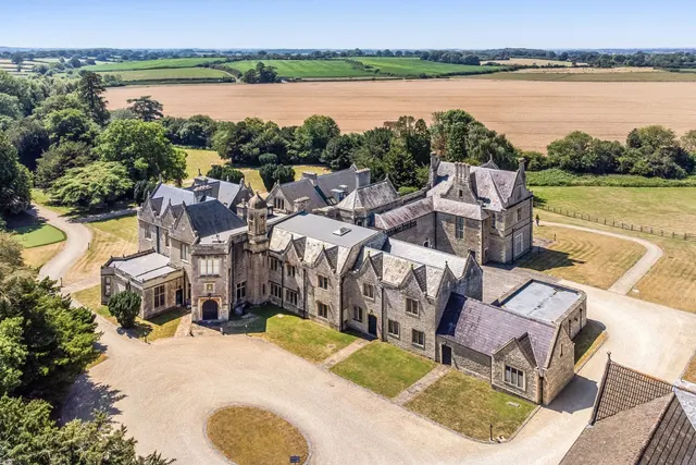 19 bedroom house — Burton Hill, Malmesbury, Wiltshire, SN16 0EL