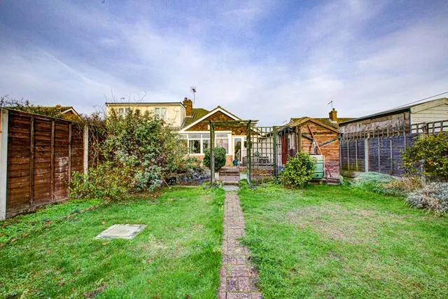 Leas Road, Clacton-On-Sea CO15 1DT, photo 1