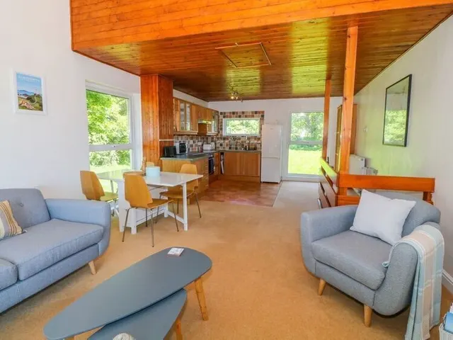 Ffordd Hebog, Y Felinheli, LL56, photo 3