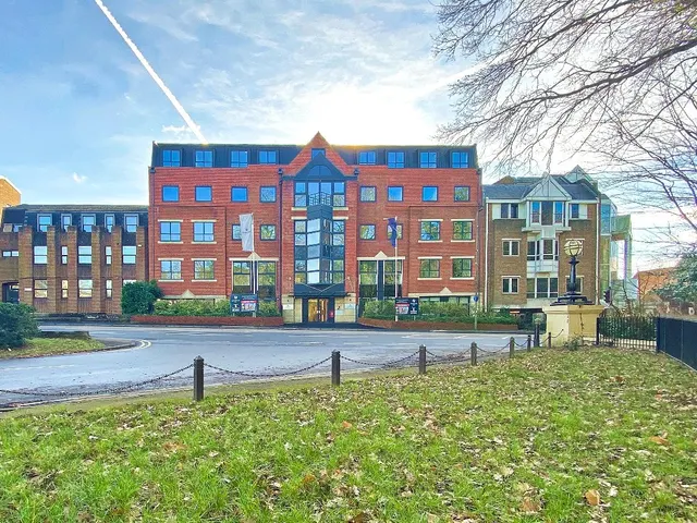 London Road, Camberley, Surrey, GU15 3EY, photo 1