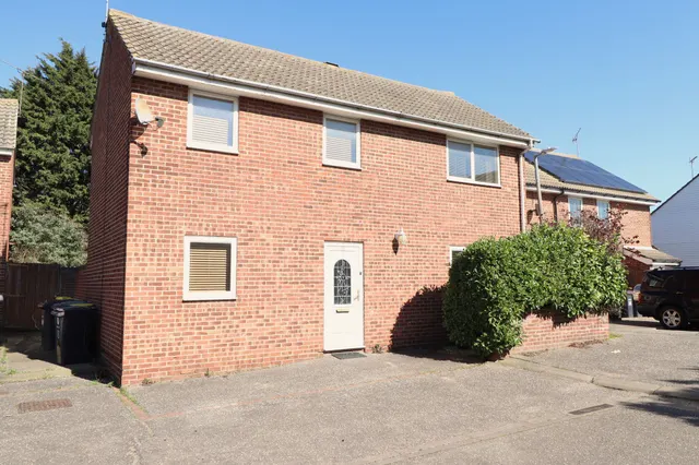 2 bedroom property — Hartford Close, Rayleigh, Essex, SS6 9DQ