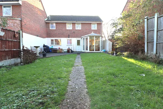 Photo 2 — Hartford Close, Rayleigh, Essex, SS6 9DQ
