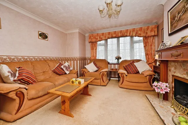 Photo 3 — Rossfold Road, LUTON, Bedfordshire, LU3