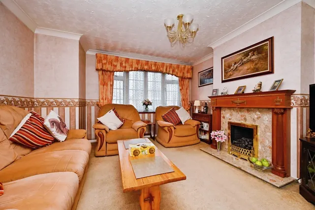 Photo 2 — Rossfold Road, LUTON, Bedfordshire, LU3
