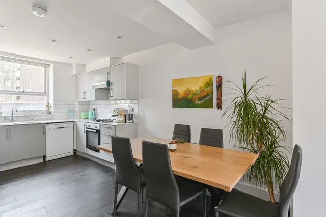 Jebb Avenue, London, photo 1