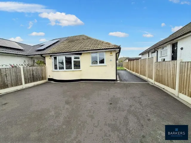 Lawrence Crescent, Heckmondwike WF16 9AZ, photo 1