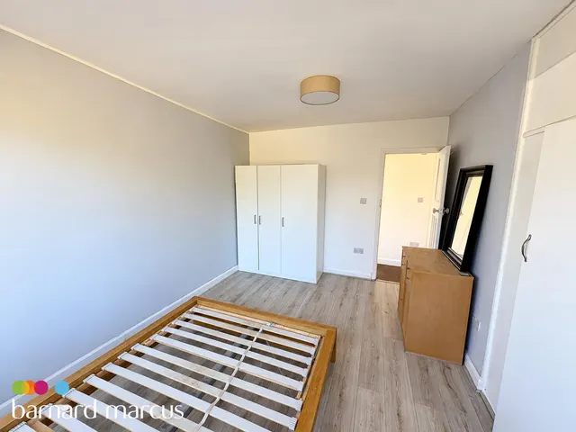 Uxbridge Road, Feltham, TW13, photo 2