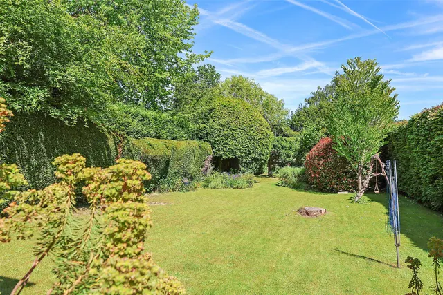 Milton Avenue, Westcott, RH4, photo 2