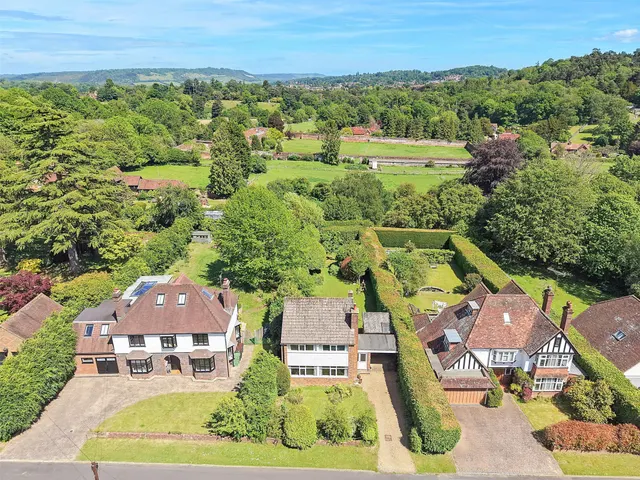 Milton Avenue, Westcott, RH4, photo 1