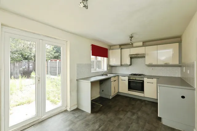 Photo 2 — Samian Close, Worksop
