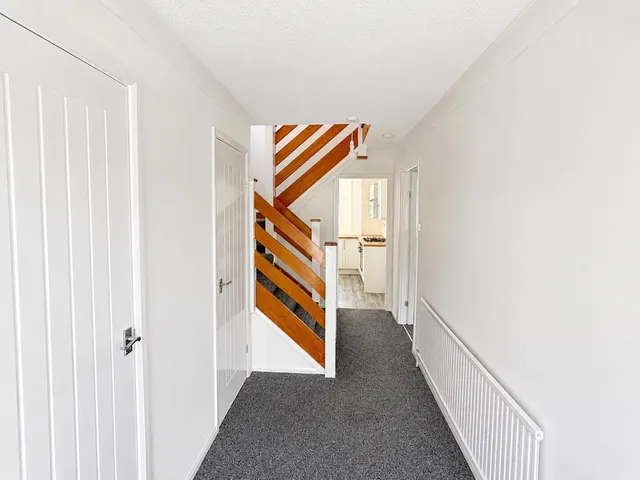 Photo 2 — Cowdrey Close, Rochester