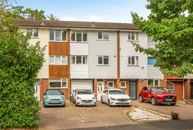 The Avenue, Worcester Park, KT4 7ER, photo 1