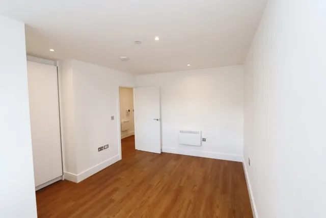 Photo 3 — 75 London Road, Essex, Romford, RM7 9DG