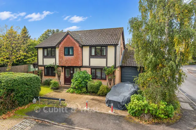 Carlton Tye, Langshott, RH6, photo 1