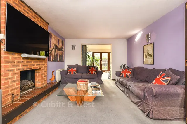 Carlton Tye, Langshott, RH6, photo 2
