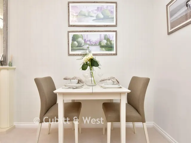 Garland Road, East Grinstead, RH19, photo 2