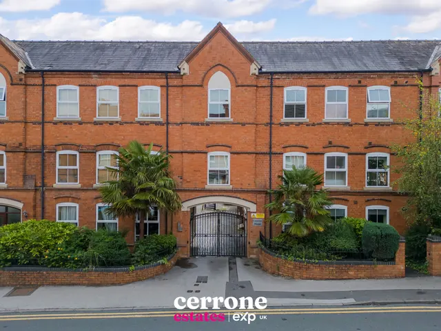 Crescent House, Mount Pleasant, Redditch, B97 4JT, photo 1