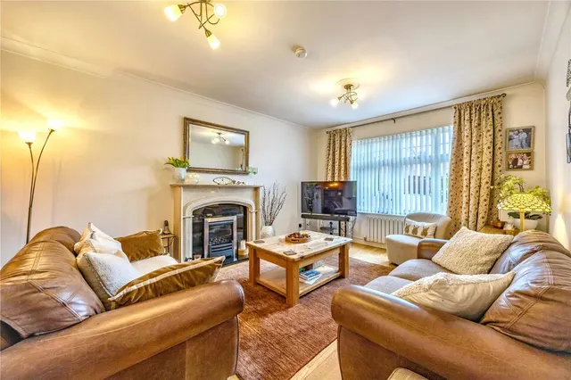 Photo 2 — Wallace Brae Avenue, Reddingmuirhead, United Kingdom, FK2