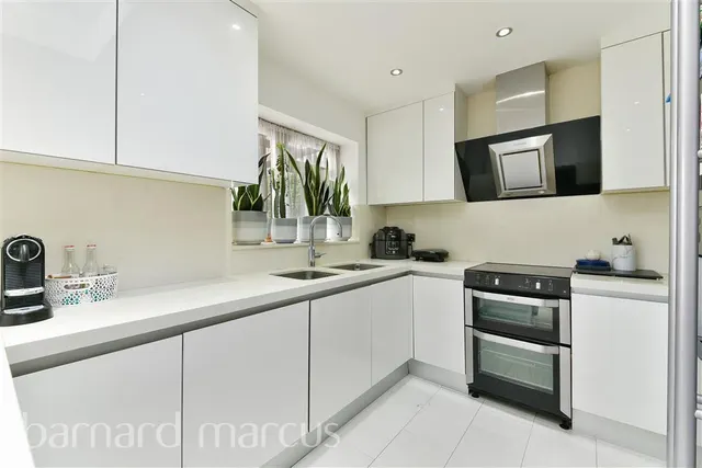 Sparrow Farm Drive, Feltham, TW14, photo 1