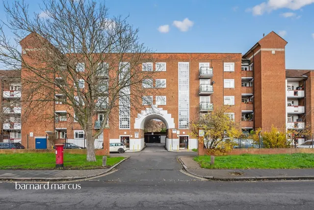Clifford Avenue, Mortlake, London, photo 1