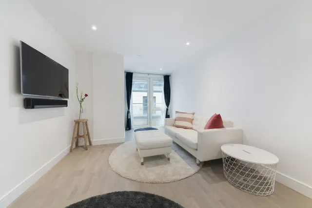 Photo 2 — Meridian House, Battersea Reach