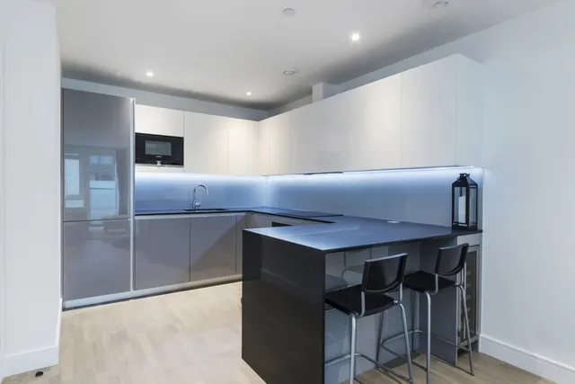 Photo 3 — Meridian House, Battersea Reach