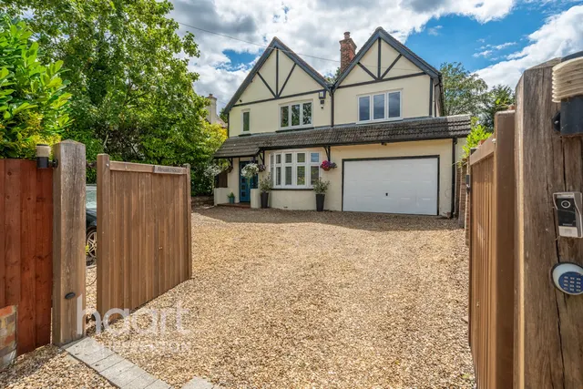 Sandhills Lane, Virginia Water, GU25, photo 1