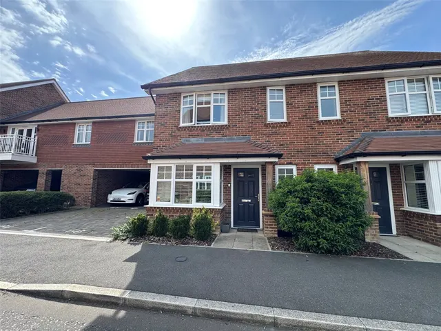 Red Cedar Avenue, Fleet, Hampshire, GU51 3HB, photo 1