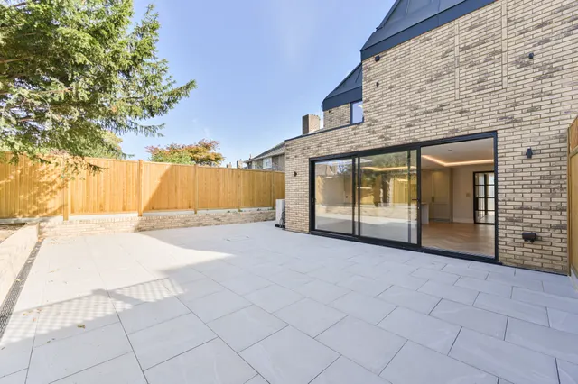 Photo 3 — 1 Winston Close, Haynt Walk, London
