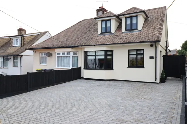Oakwood Road, Rayleigh, Essex, SS6 9JH, photo 1