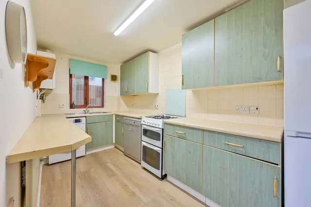 Photo 3 — 1 Clatworthy House, 2 Cleeve Way, London