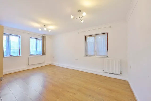 Photo 2 — 1 Clatworthy House, 2 Cleeve Way, London