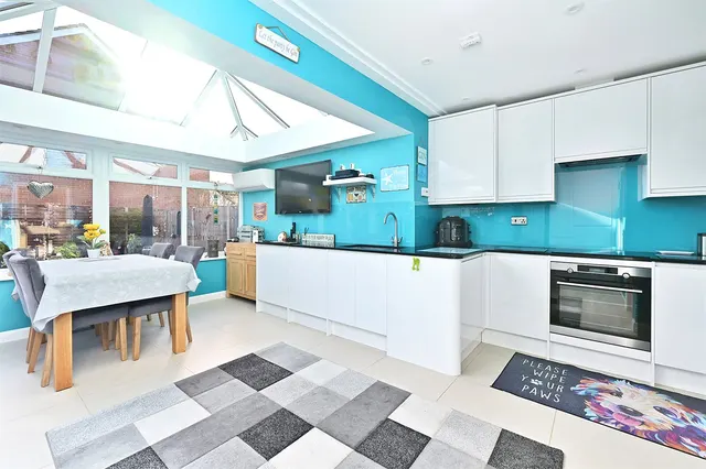 Photo 3 — Twisell Thorne, Church Crookham, Fleet, Hampshire, GU52 0YT