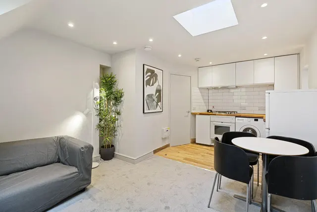 Archway Road, Highgate, photo 1