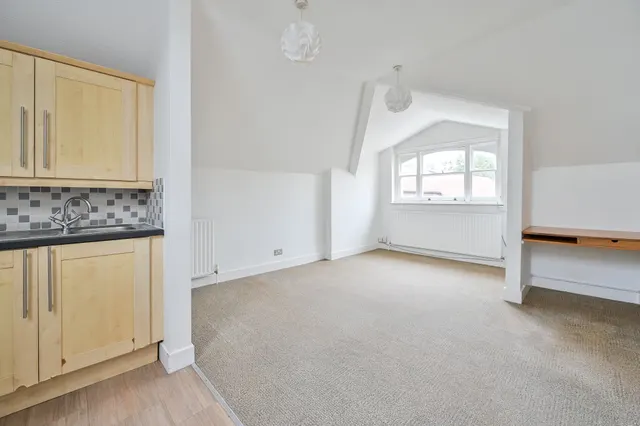 Photo 2 — 7 Cedar House, 109 Thurlow Park Road, London