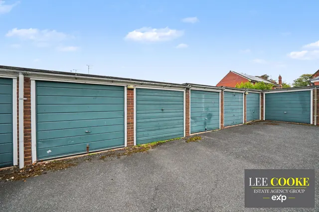 Off Newbridge Crescent, Tettenhall, WV6, photo 3