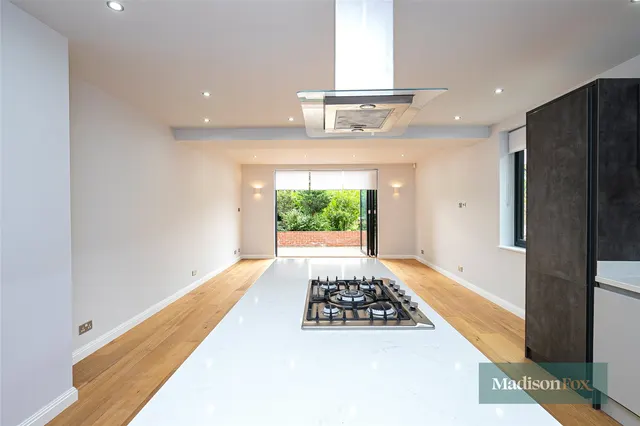 Eden Avenue, Chigwell, IG7, photo 3