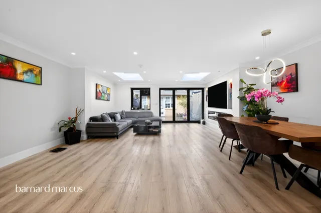 York Way, London, N20, photo 3