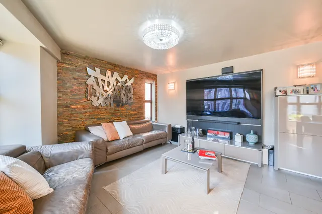 Photo 2 — Flat 3, 102 Rochester Row, London