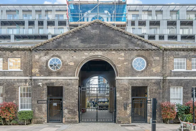 402 West Carriage House, Royal Carriage Mews, London, photo 1