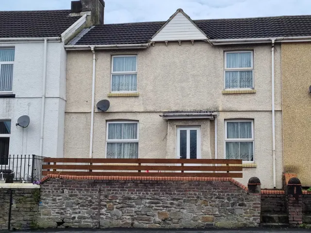Neath Road, Swansea, SA6, photo 3