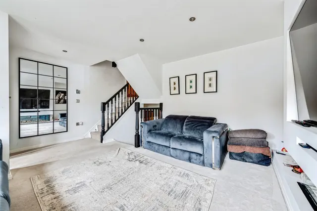Photo 3 — Southernwood Drive, Swindon