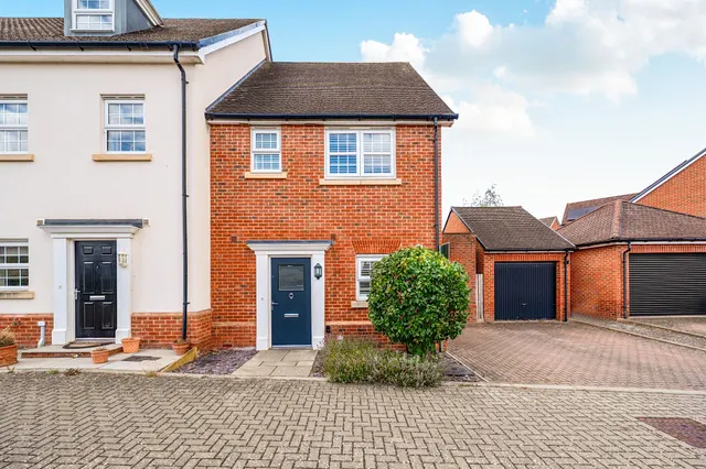 De Montfort Square, Odiham, Hook, Hampshire, RG29 1FR, photo 1